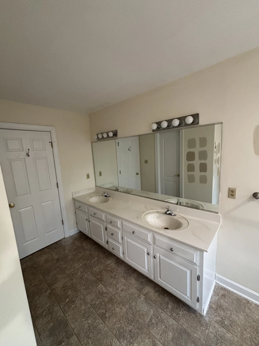 The double vanity before the Windsor Forest renovation