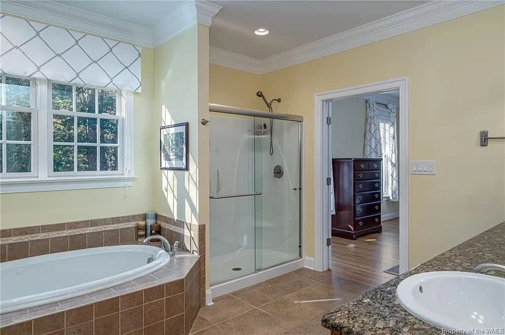 The tub & shower area before the Ford’s Colony renovation