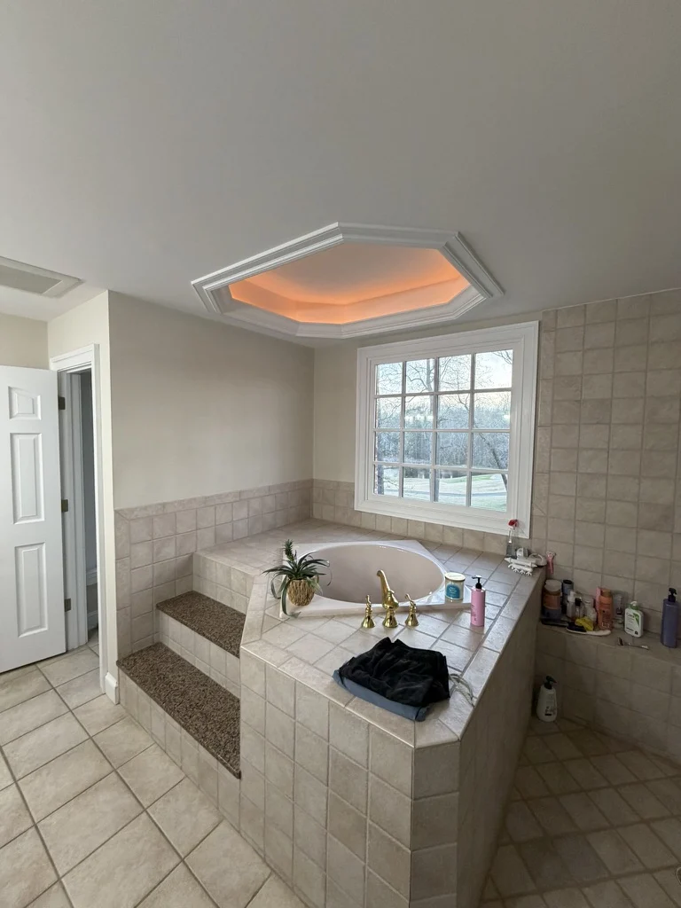 The tub & shower area before the Ford’s Colony renovation