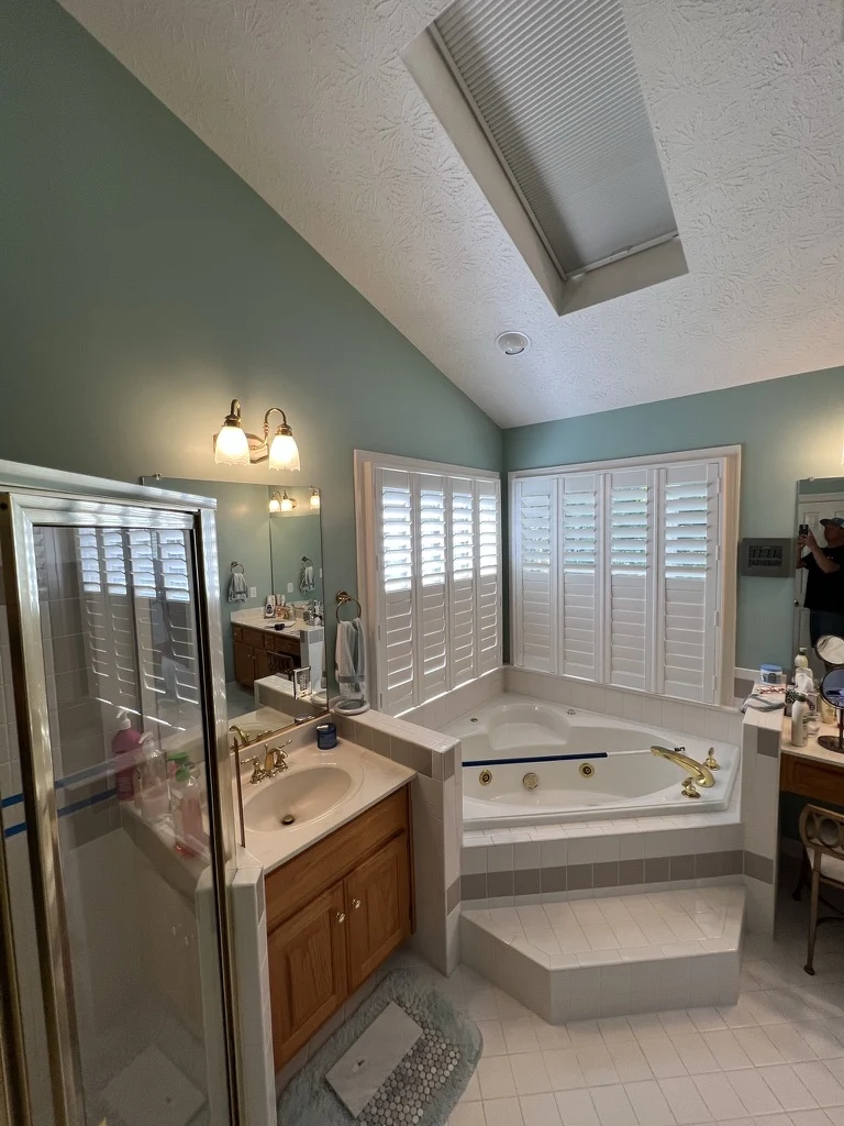The corner tub transformation before the Kiln Creek, Yorktown renovation